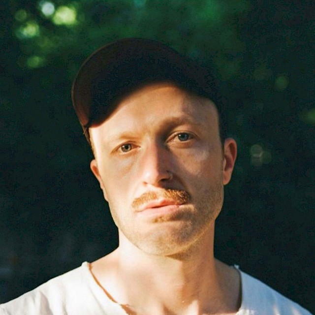 Voor fans van pure Americana en indringende folk. Shadwick neemt je mee met zijn rauwe stem, eigenzinnige gitaarspel en verhalen recht uit Louisville, Kentucky.
