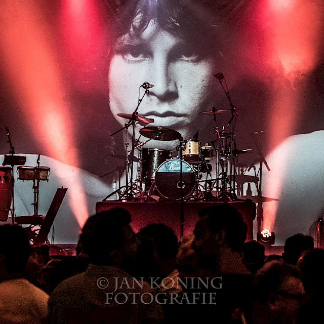 De band bestaande uit Peter Schilder, Johan Teriele, Chris Klein, Evert Kluit en Theo Tol worden aangevuld door de twee blazers Bart Mooijer en Kees Kirrie. Dit keer ook weer met diverse gastzangers die in de huid en ziel van Jim Morrison kruipen.